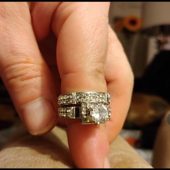 Free! Exquisite Bridal Marriage Engagement Ring Set - Picture 3 of 3